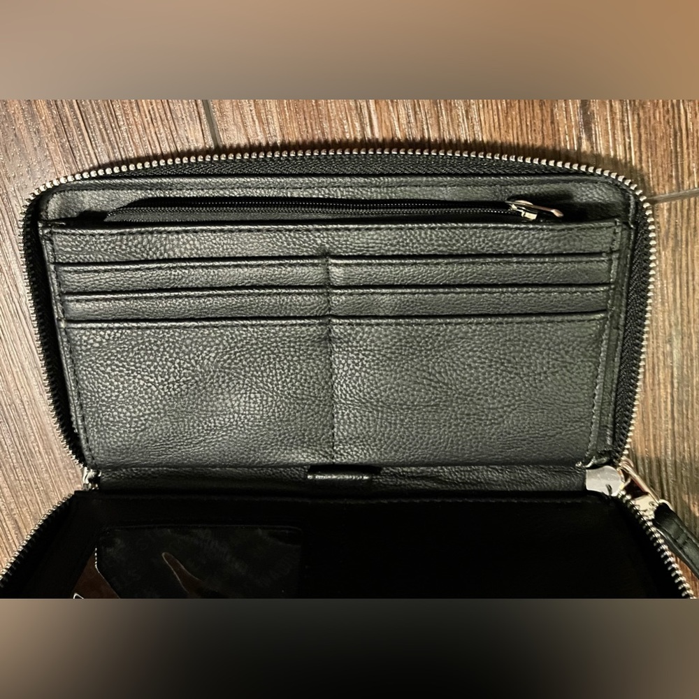 Steve Madden wallet/wristlet.  Zipper closure. Lots of space. Black & white. - Picture 5 of 15